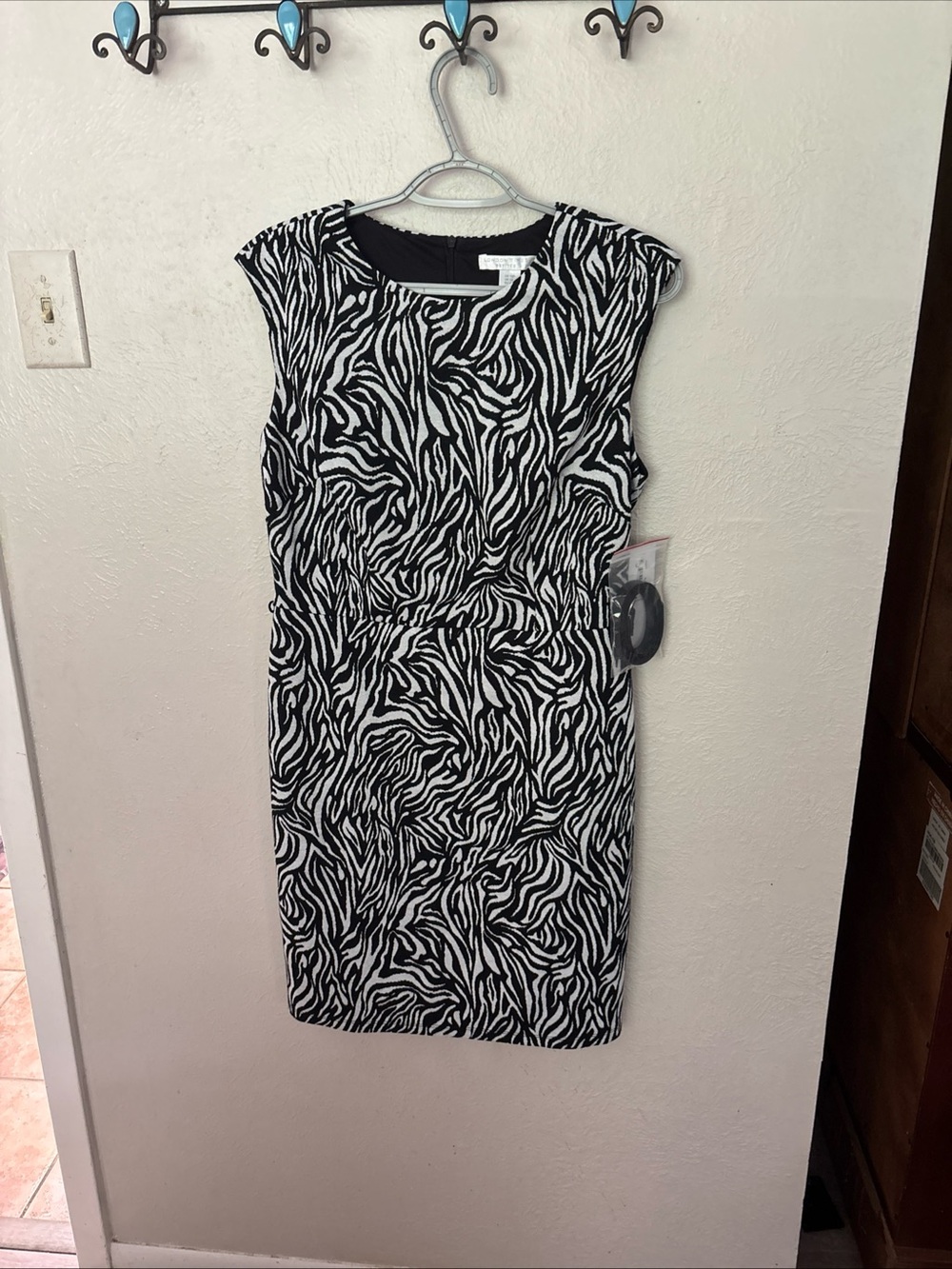 London Times Black & White Zebra Print Cap-Sleeve Sheath Dress